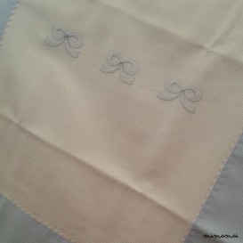 Copertina lettino in piqu&eacute; di cotone ricamata a mano con nodo d'amore a punto erba