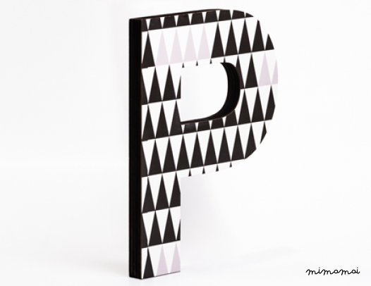 lettera in legno P - trama triangoli neri