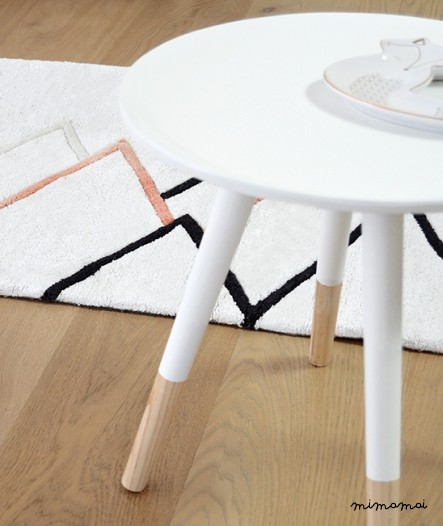 Tapis coton enfant g&eacute;om&eacute;trique montagnes noir et corail