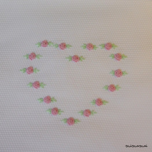Copertina culla, carrozzina o lettino ricamata a mano con cuore rosa a punto vapore
