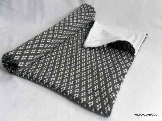 Cot knitted Blanket/ Grey & Cream