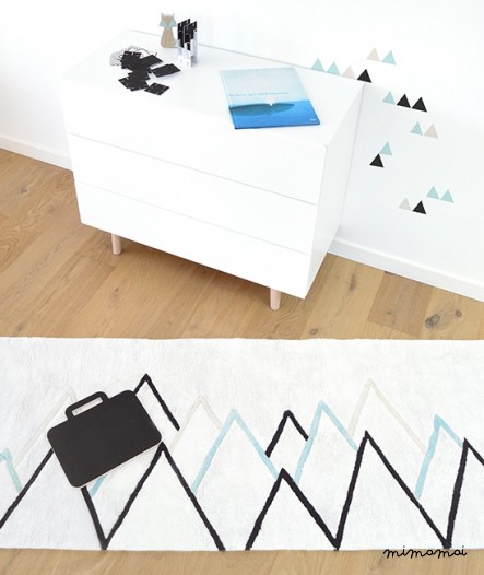 Tapis g&eacute;om&eacute;trique montagnes noir et menthe glac&eacute;e