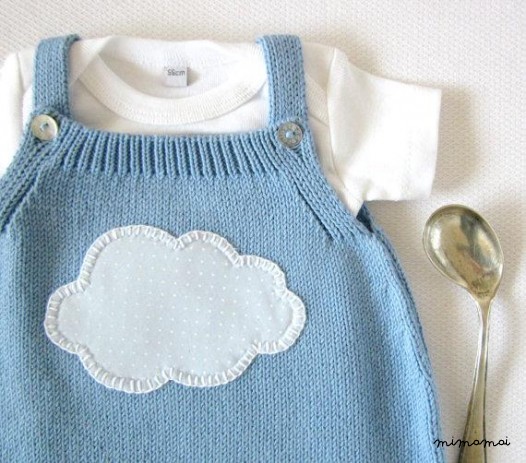 Tuta in maglia blu cielo con una nuvola. 100% cotone.