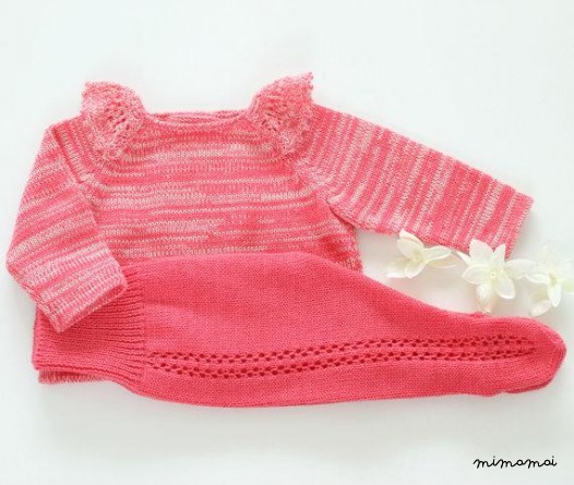 Maglia bambino insieme. Maglione e body. Rosa. Bordo in pizzo.