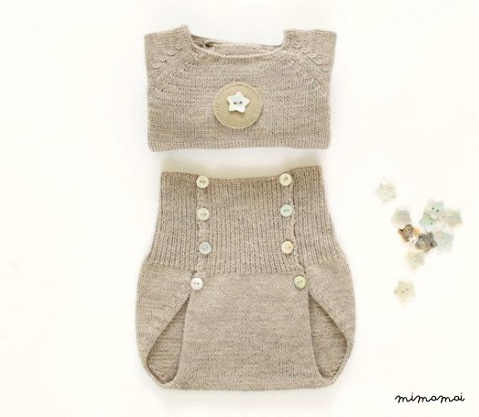 Maglia bambino insieme, maglione e copertura del pannolino, latte.