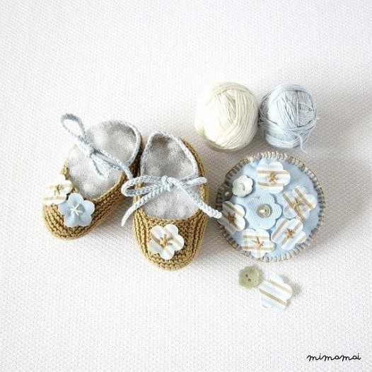 Abito in maglia baby in cammello e perla con fiorellini, scarpe di corrispondenza.