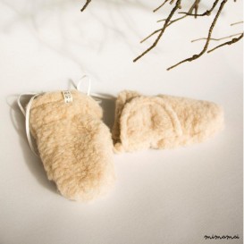 Woolen mittens with a string