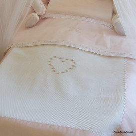 Copertina culla, carrozzina o lettino ricamata a mano con cuore rosa a punto vapore