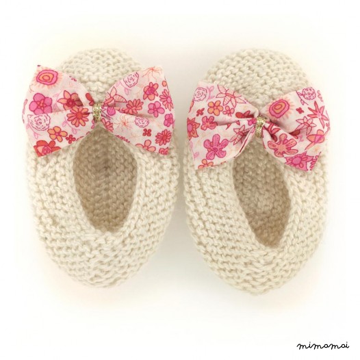 Chaussons ballerines &eacute;cru n&oelig;ud tissu liberty fleuri rose et blanc