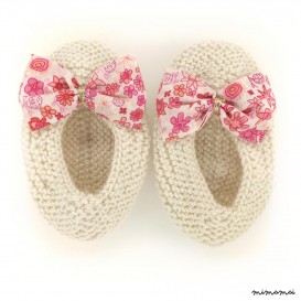 Chaussons ballerines &eacute;cru n&oelig;ud tissu liberty fleuri rose et blanc