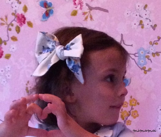 Barrettes gros noeud grandes fleurs marine