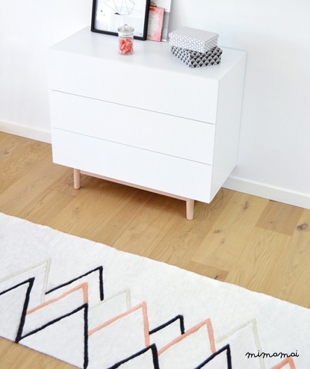 Tapis coton enfant g&eacute;om&eacute;trique montagnes noir et corail