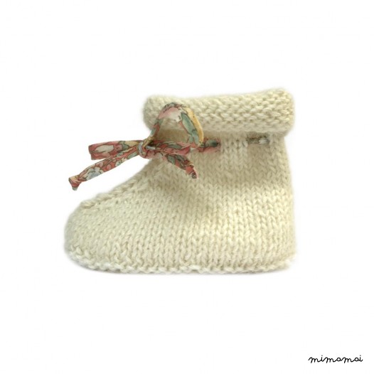 Chaussons bottines alpaga &eacute;cru et ruban liberty fleurs fan&eacute;es