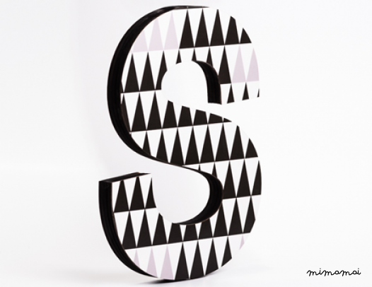 lettera in legno S - trama triangoli neri