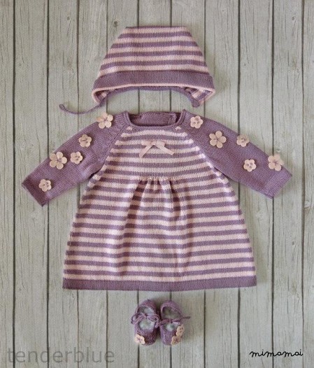 Abito in maglia, cappello e scarpe impostato per la neonata in lilla e rosa
