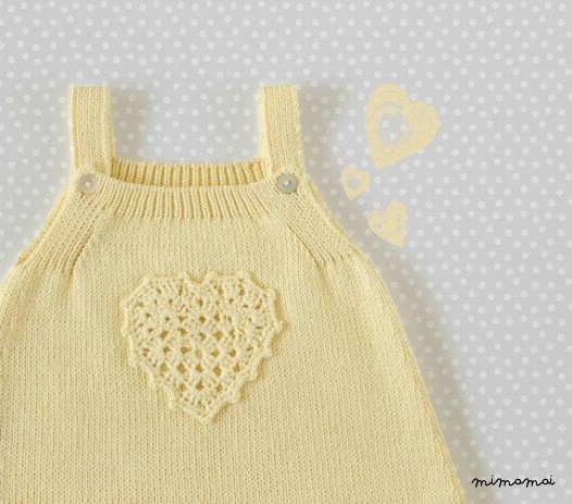 Gonna a maglia bambino con cuore all'uncinetto. Morbido giallo. 100% cotone.