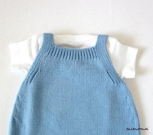 Tuta in maglia blu cielo con una nuvola. 100% cotone.