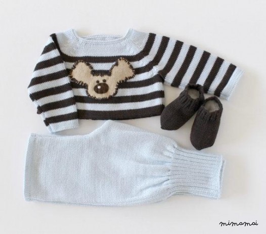 Maglia bambino insieme. Maglione a righe, pantaloni e calzini.