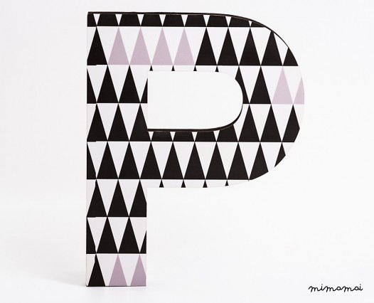 lettera in legno P - trama triangoli neri