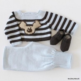 Maglia bambino insieme. Maglione a righe, pantaloni e calzini.