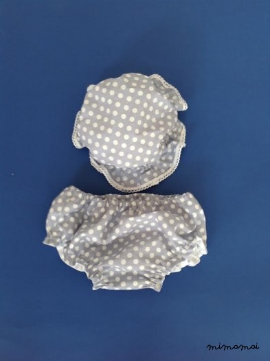 Completino pois bianco su fondo grigio perla