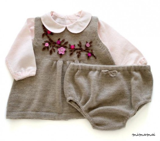 maglia baby dress set e copertura del pannolino. Taupe. Fiori del feltro.