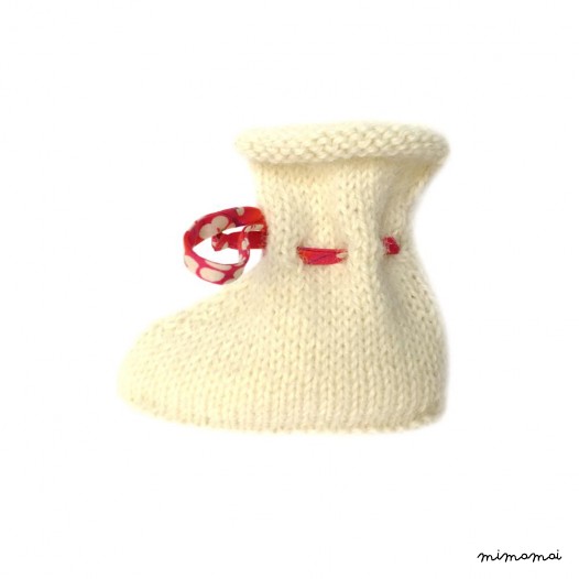 Chaussons bottines alpaga &eacute;cru et ruban liberty rouge et fleurs blanches