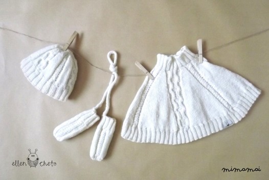 Poncho bianco con il cappello ed i guanti