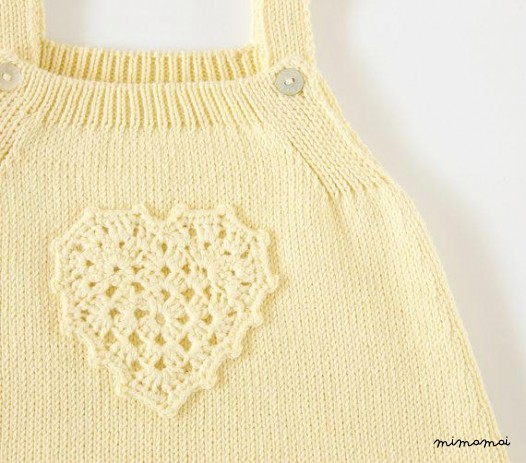 Gonna a maglia bambino con cuore all'uncinetto. Morbido giallo. 100% cotone.