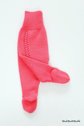 Maglia bambino insieme. Maglione e body. Rosa. Bordo in pizzo.
