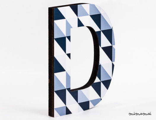 lettera in legno D - trama quadratini blu diagonale