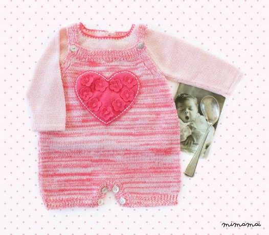 Tuta da bambino, a maglia maglione.Bambina. Rosa miscelato. Cuore di feltro e fiori.