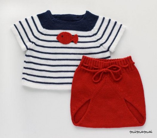 Maglia bambino insieme. Maglione e copertura del pannolino. Rosso, blu marino e bianco.