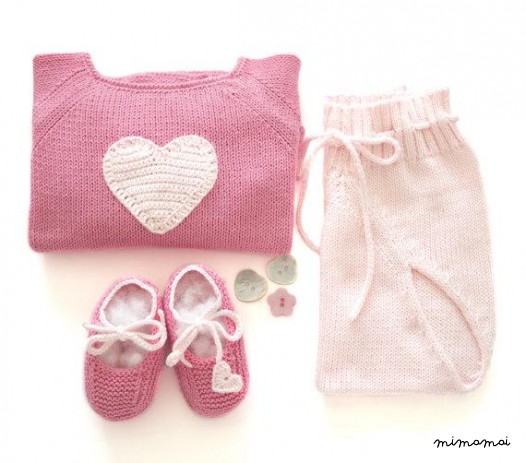 Maglione lavorato a maglia del bambino, copertura del pannolino e scarpe - un dolce cuore rosa.