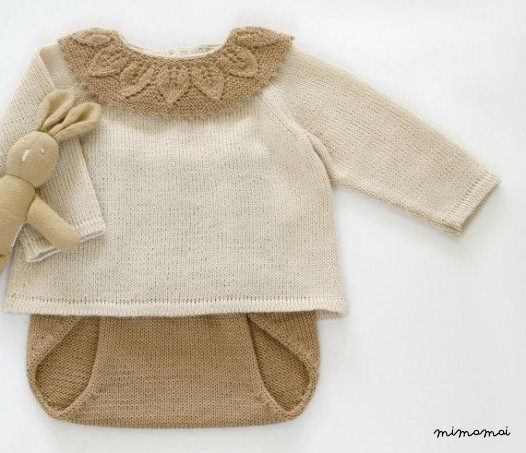 Maglia bambino insieme in perla/cammello. Maglia con pizzo collare e pannolino copertina.