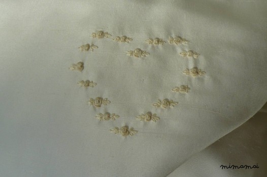 Copripiumino da culla in shantung in seta ricamato a mano con cuore a punto vapore