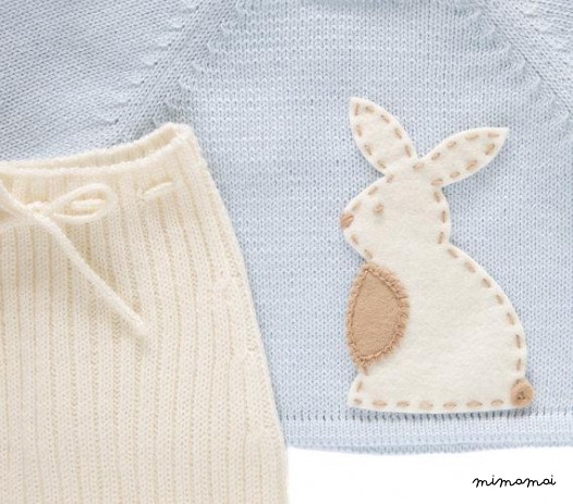 Maglione lavorato a maglia e pantaloni a costine in morbido blu e bianco con un coniglio in feltro.