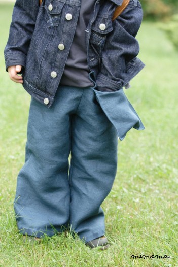 Linen teal trousers with a hanging pocket
