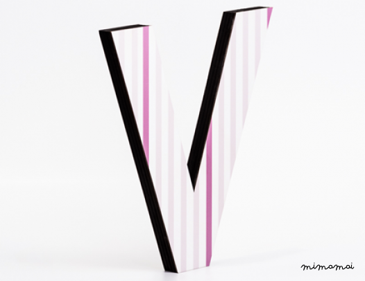 lettera in legno V - trama righe verticali rosa